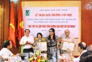 Lễ trao giải thưởng Hội nhà văn VN cho các tác phẩm văn học viết về chủ đề