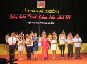 Trao giải thưởng “Cây bút Tuổi hồng” lần thứ ba tại Hà Tĩnh