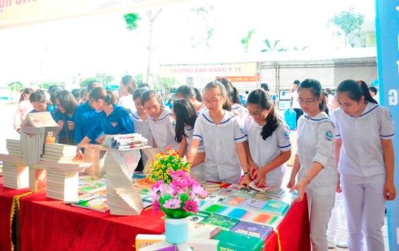 Về yếu tố khác thường trong viết văn viết văn tự sự