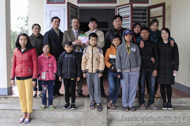 Triển lãm ảnh góp phần giúp người nghèo ăn Tết 