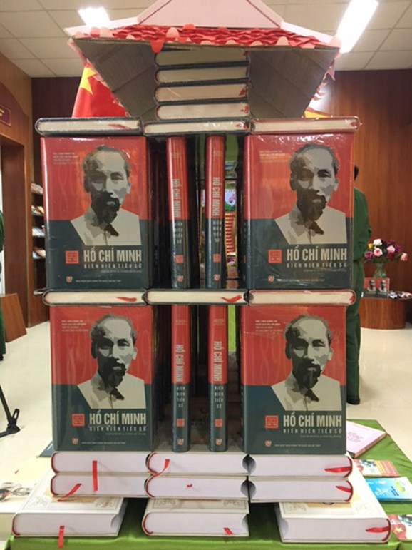 Triển lãm sách, báo về 