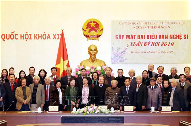 Chủ tịch Quốc hội Nguyễn Thị Kim Ngân gặp mặt các đại biểu văn nghệ sĩ 