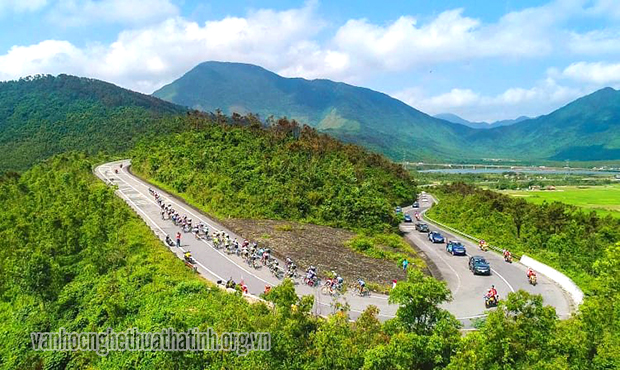 Chuyện đòi sửa một từ trong thơ Bà Huyện