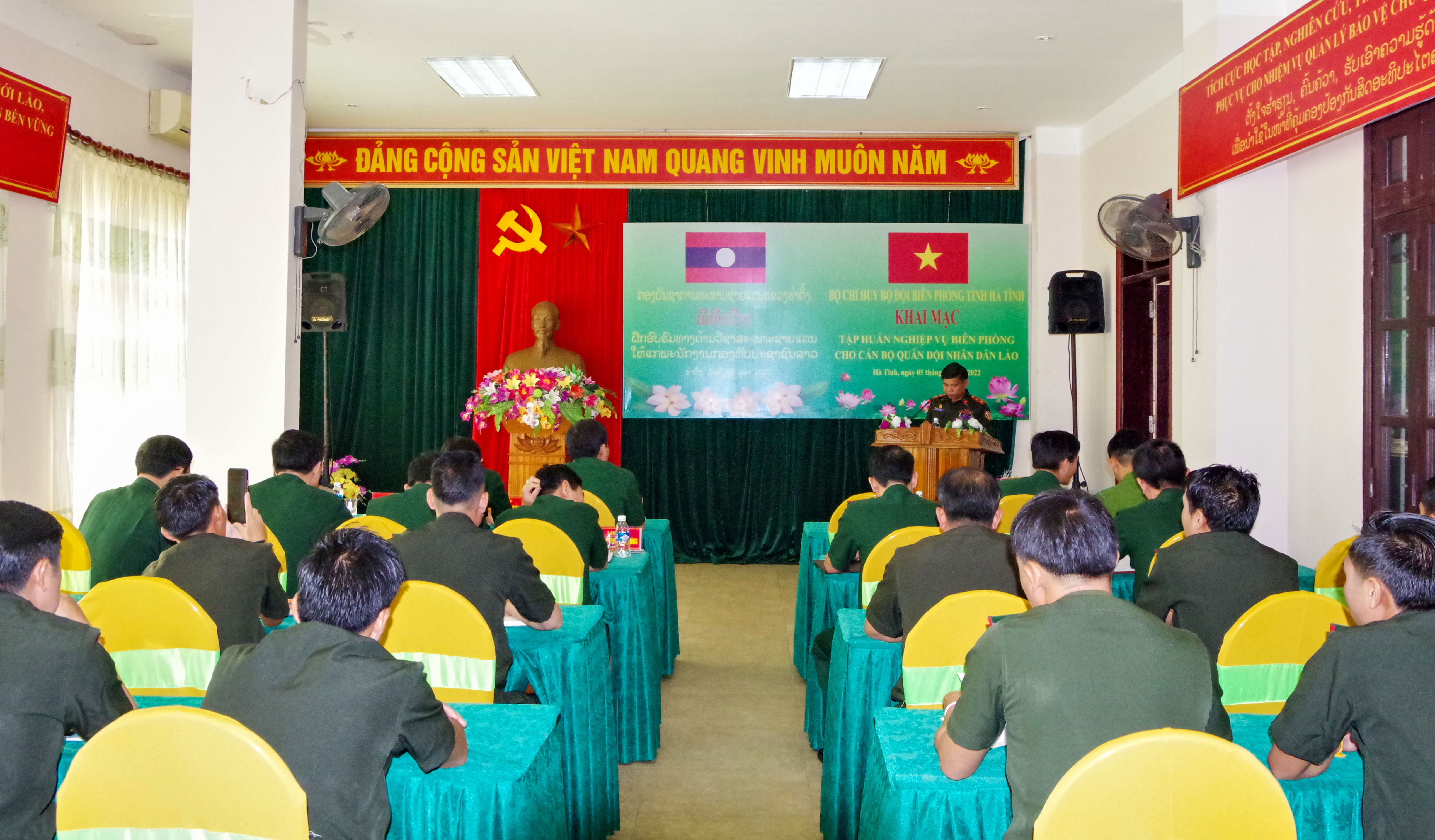 Tập huấn nghiệp vụ Biên phòng cho cán bộ Quân đội nhân dân Lào