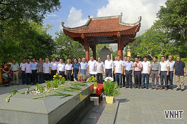 Dâng hương tưởng niệm 203 năm Ngày mất Đại thi hào Nguyễn Du