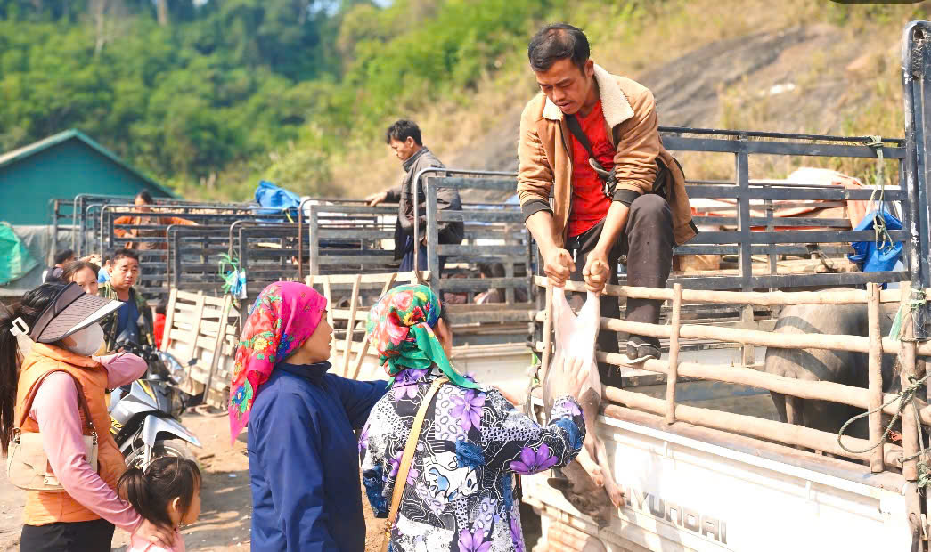 Nhộn Nhịp Chợ Phiên Biên Giới Việt – Lào